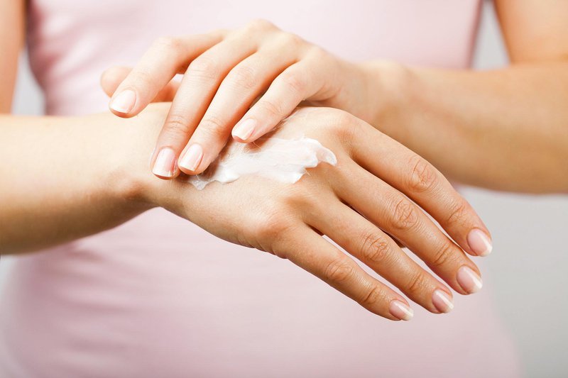 Chăm sóc da tay bằng kem dưỡng ẩm