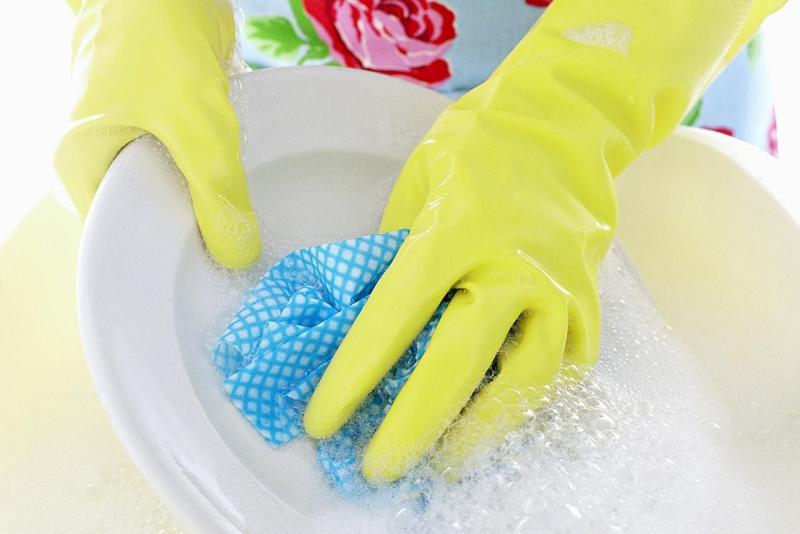 Sử dụng găng tay khi tiếp xúc hóa chất tẩy rửa
