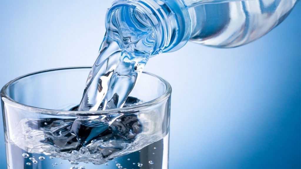 Uống đủ nước giúp cơ thể thanh nhiệt
